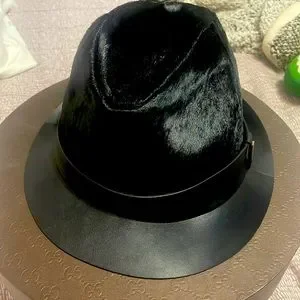 Gucci | Accessories | Gucci Cappello Donna Calfskin Leather  display picture 3